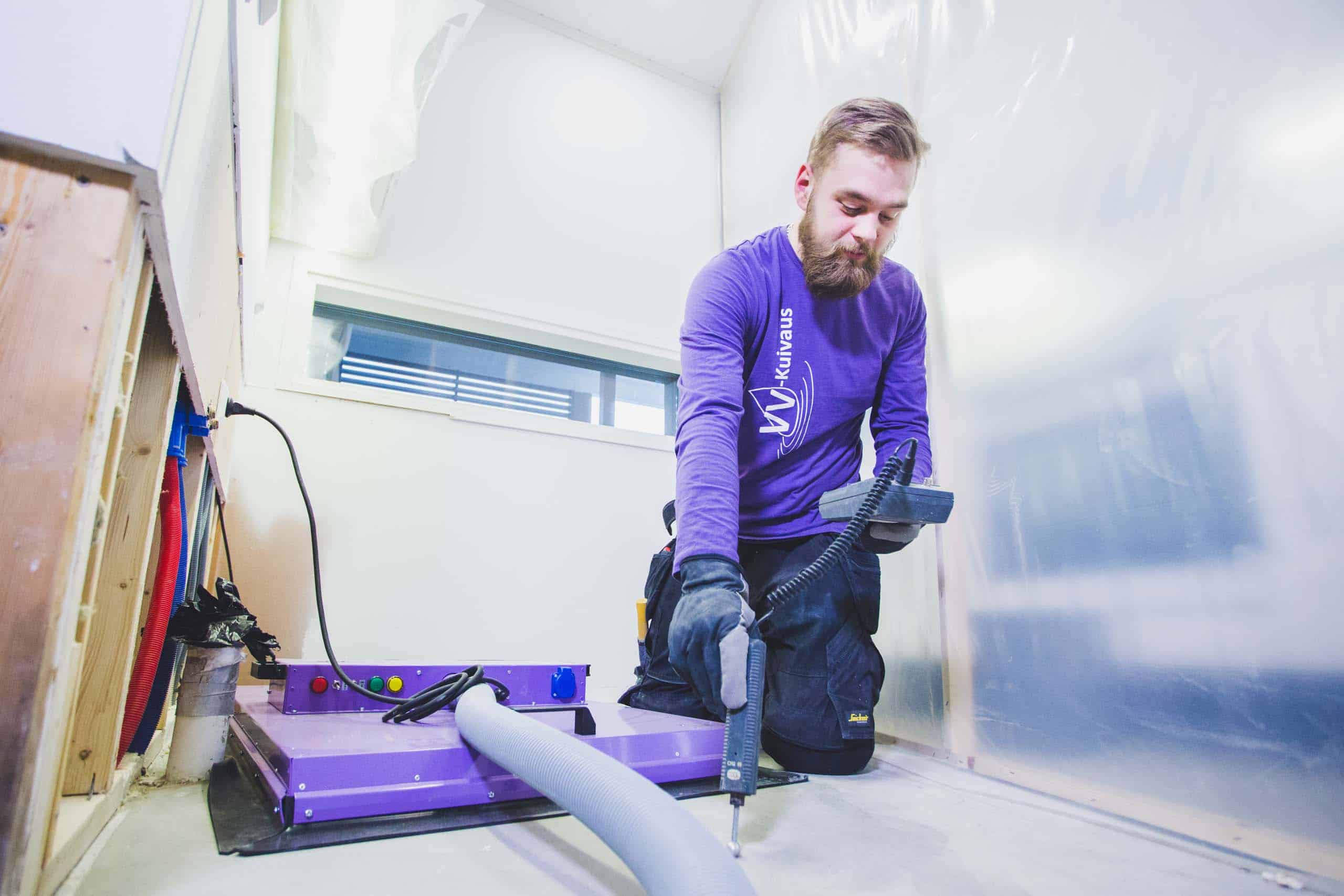 Vesivahinko – mitä tehdä? Aluksi tutkitaan kosteusvaurion laajuus. Kosteuskartoittaja mittaa lattiasta kosteutta.