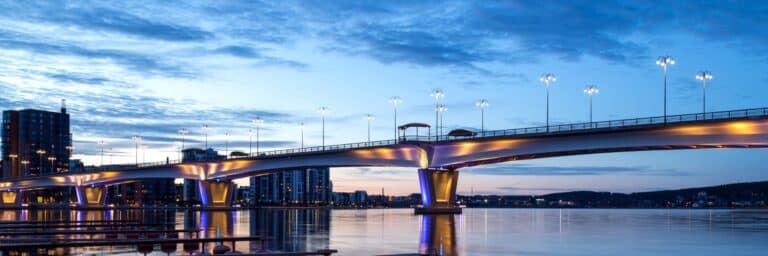 Kuvituskuva: Kuokkalan valaistu silta Jyväskylän iltahämärässä.