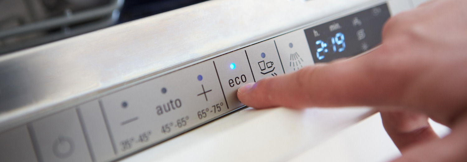 Kuvassa sormi painaa astianpesukoneen päälle – VV-Kuivaus ja astianpesukoneen vesivahinko